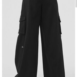 ALO show off cargo wide leg pants
